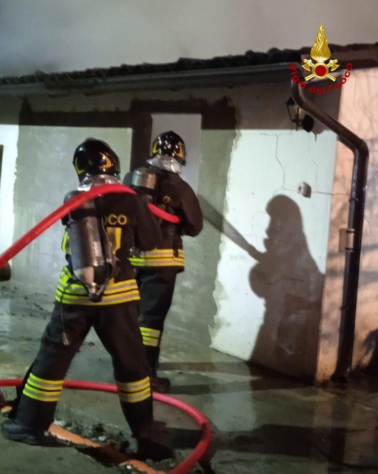 Incendio distrugge una casa colonica disabitata a Brescello