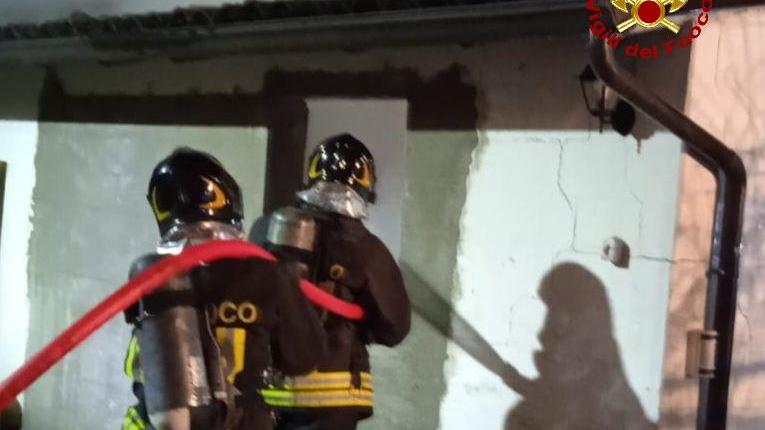 Incendio distrugge una casa colonica disabitata a Brescello