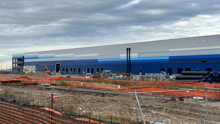 L'area da 80mila metri quadrati realizzata in via Sicilia dal fondo australiano di investimento Cromwell e poi affittata alla società della logistica Mvn che fa parte del Gruppo Msc (foto Franco Silvi)