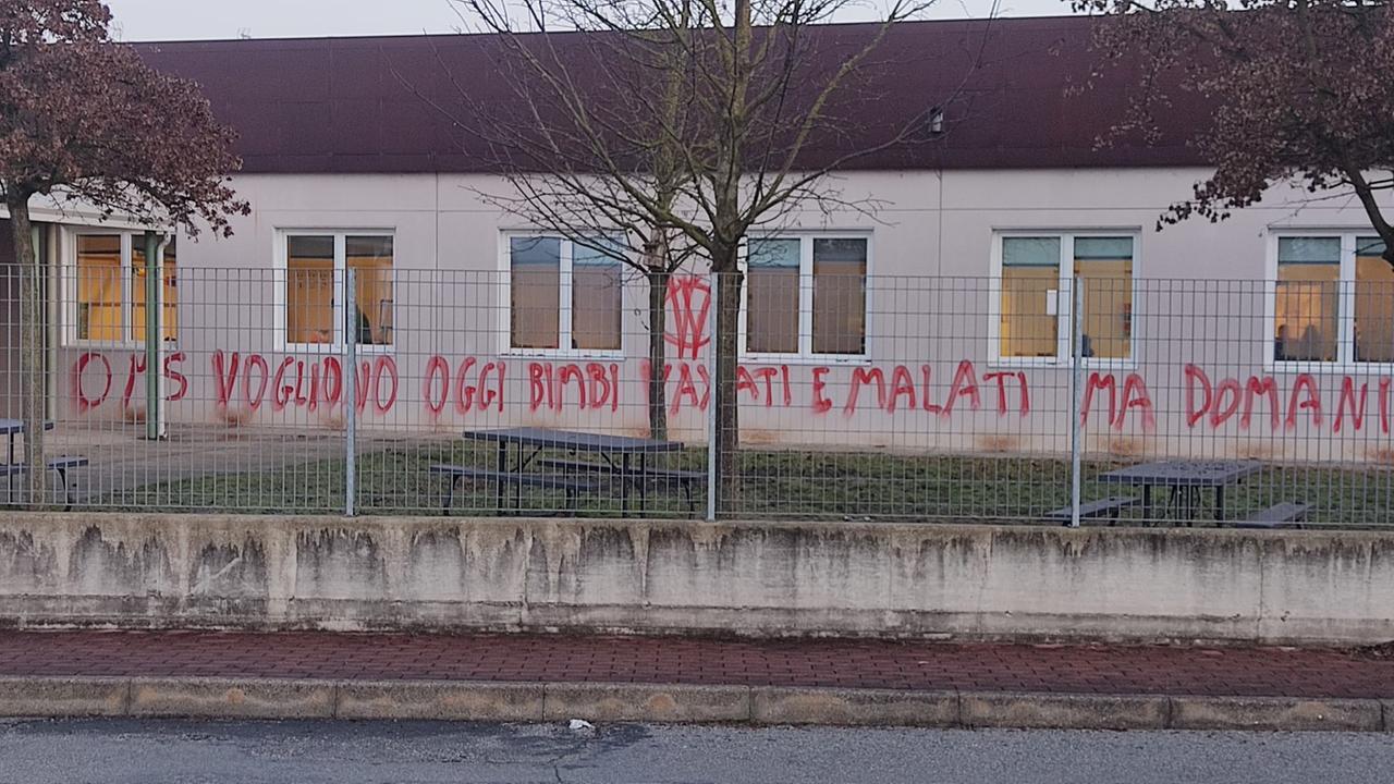 Scritte “No Vax” sulla scuola elementare di Rolo