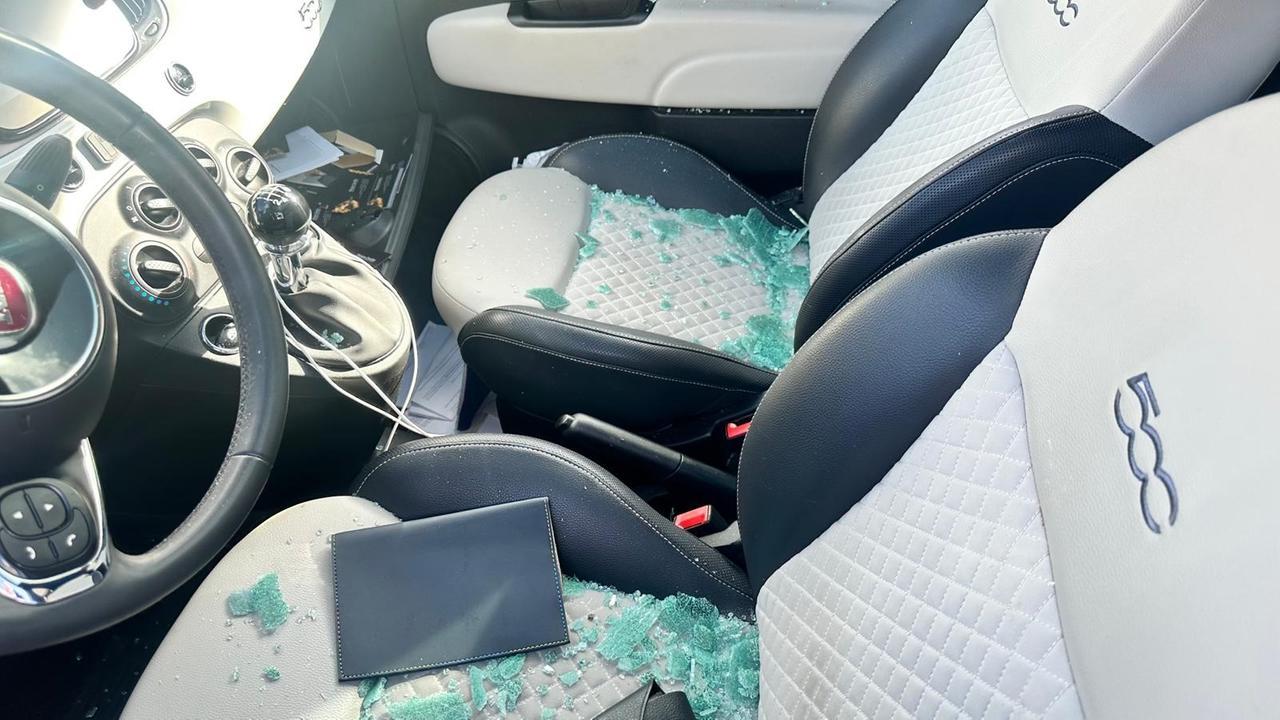 Olbia, il piazzale è una terra di nessuno: saccheggiate le auto in sosta