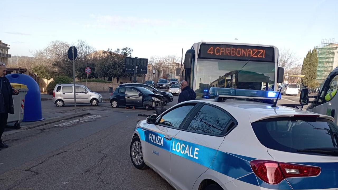 Non si ferma allo stop e si schianta contro l’autobus