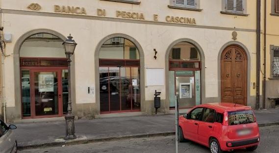 Pescia, malore fatale mentre si trova in banca: si accascia e muore