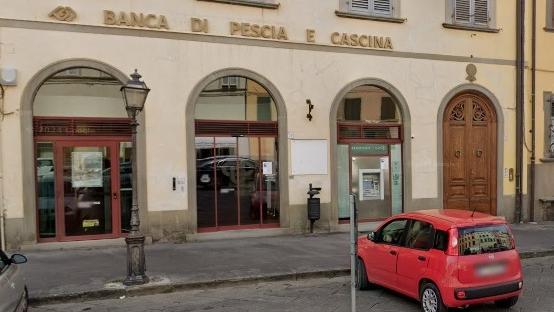 Pescia, malore fatale mentre si trova in banca: si accascia e muore