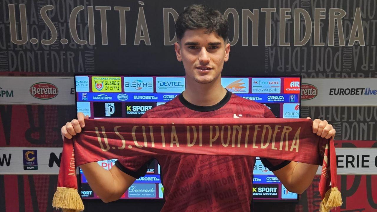 
	Migliardi con la maglia del Pontedera (Foto Us Citt&agrave; di Pontedera)

