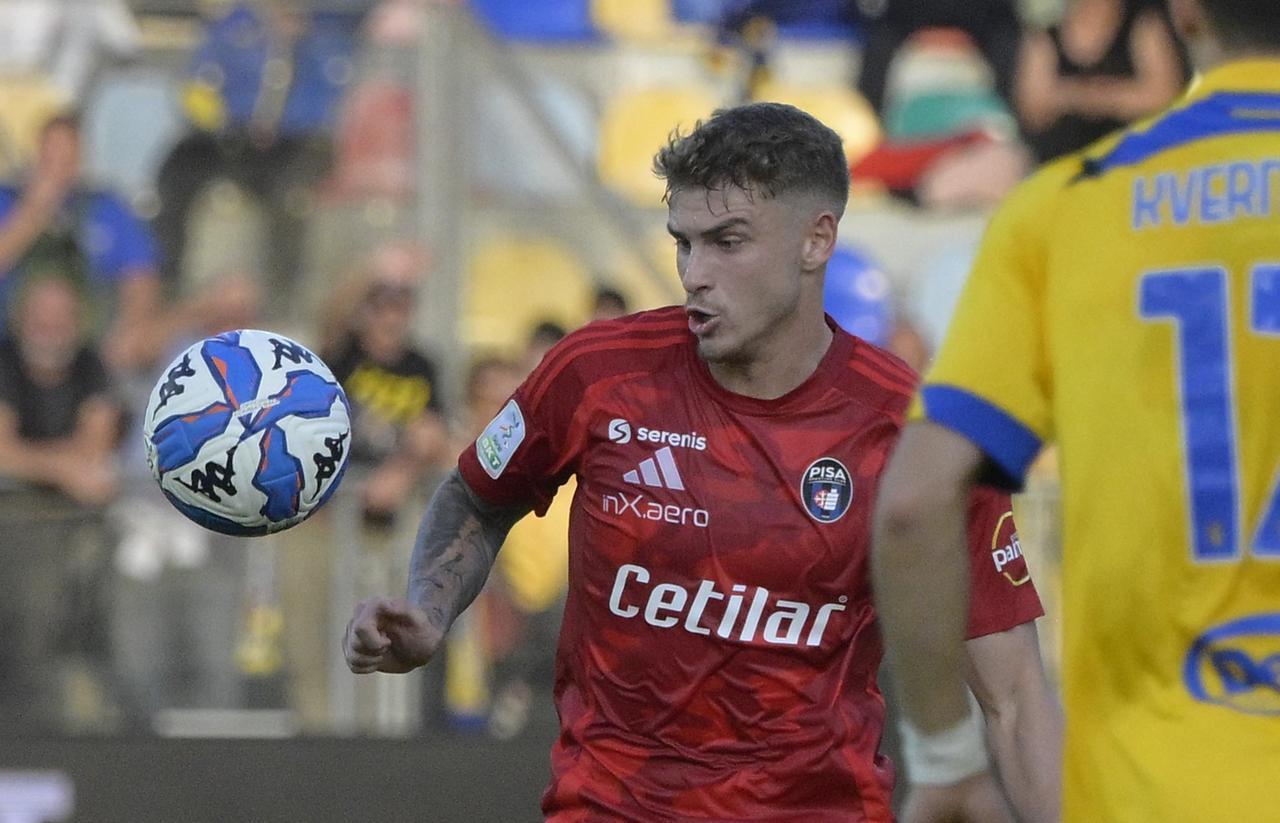 
	Nicholas Bonfanti con la maglia del Pisa

