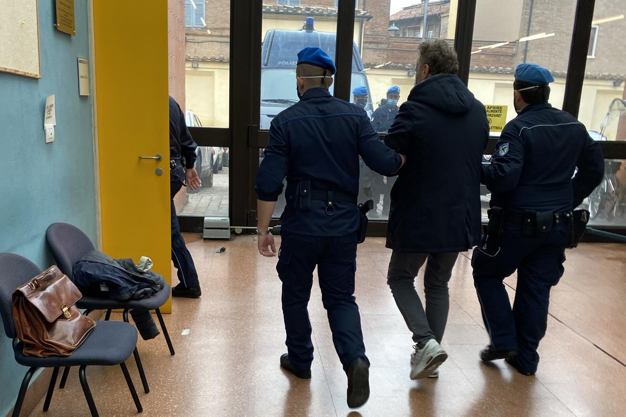 Mazzette alla Motorizzazione di Ferrara, raffica di condanne