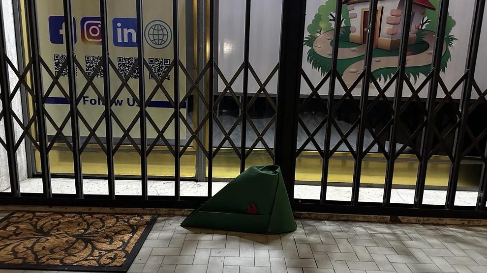 “No affitti brevi”, la protesta dei lucchetti sbarca a Reggio