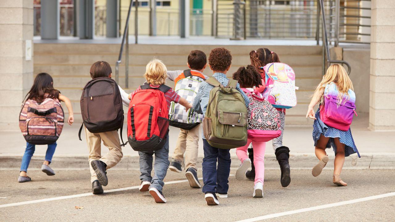 Scuola, giudizi sintetici alle elementari e voto in condotta in decimi alle medie: cosa cambia con l’ordinanza di Valditara