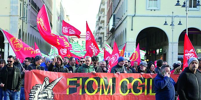 
	Gli operai in piazza a Livorno (foto Silvi)

