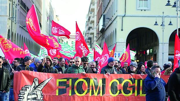 Gli operai in piazza a Livorno (foto Silvi)