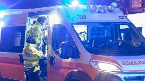 
	L'ambulanza ha portato la giovane in ospedale

