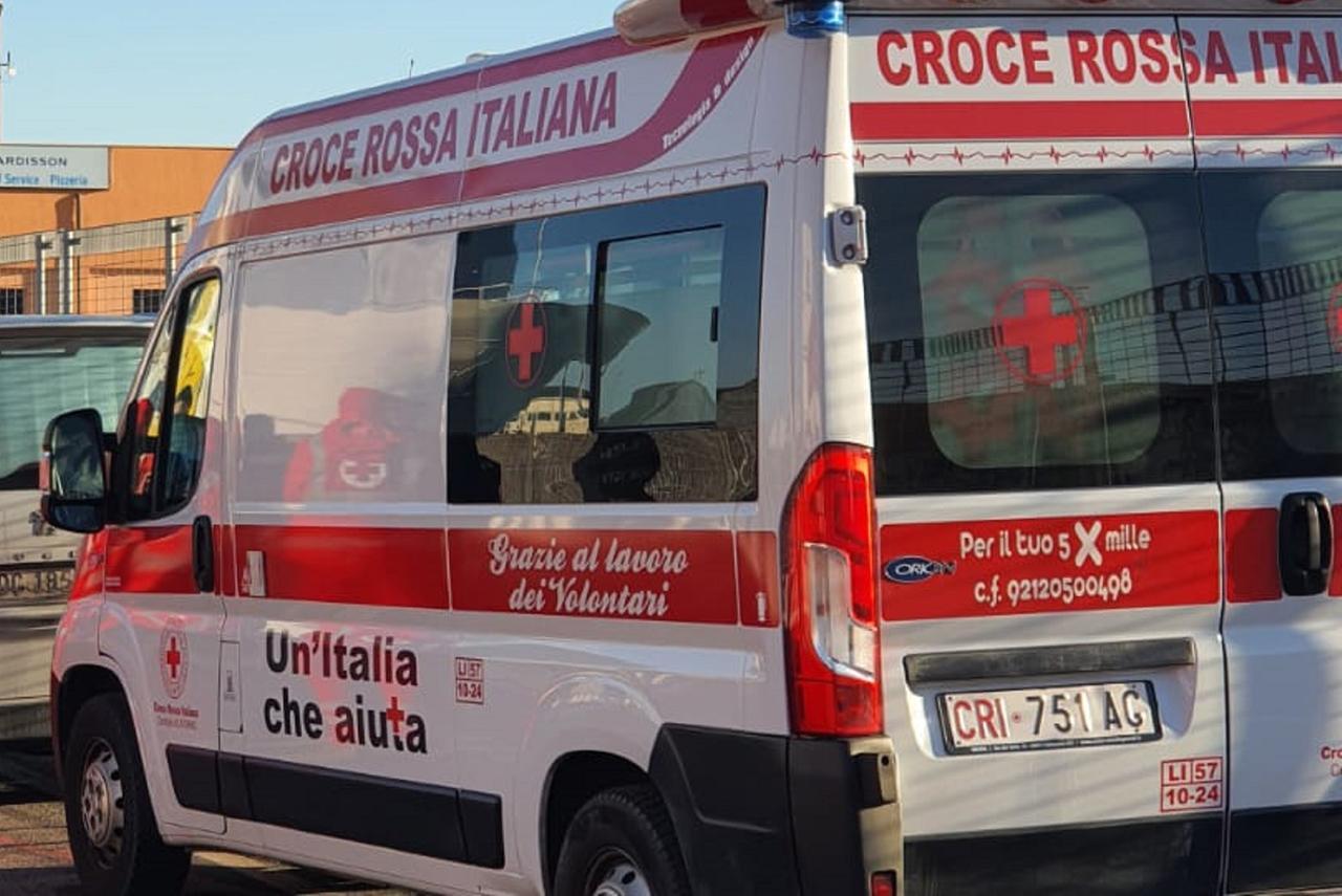 Livorno, travolta da un’auto davanti alla Lidl di viale Ippolito Nievo