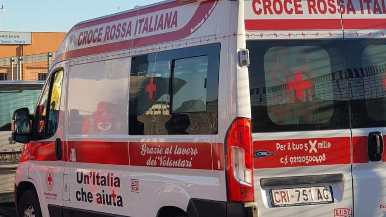 Livorno, travolta da un’auto davanti alla Lidl di viale Ippolito Nievo
