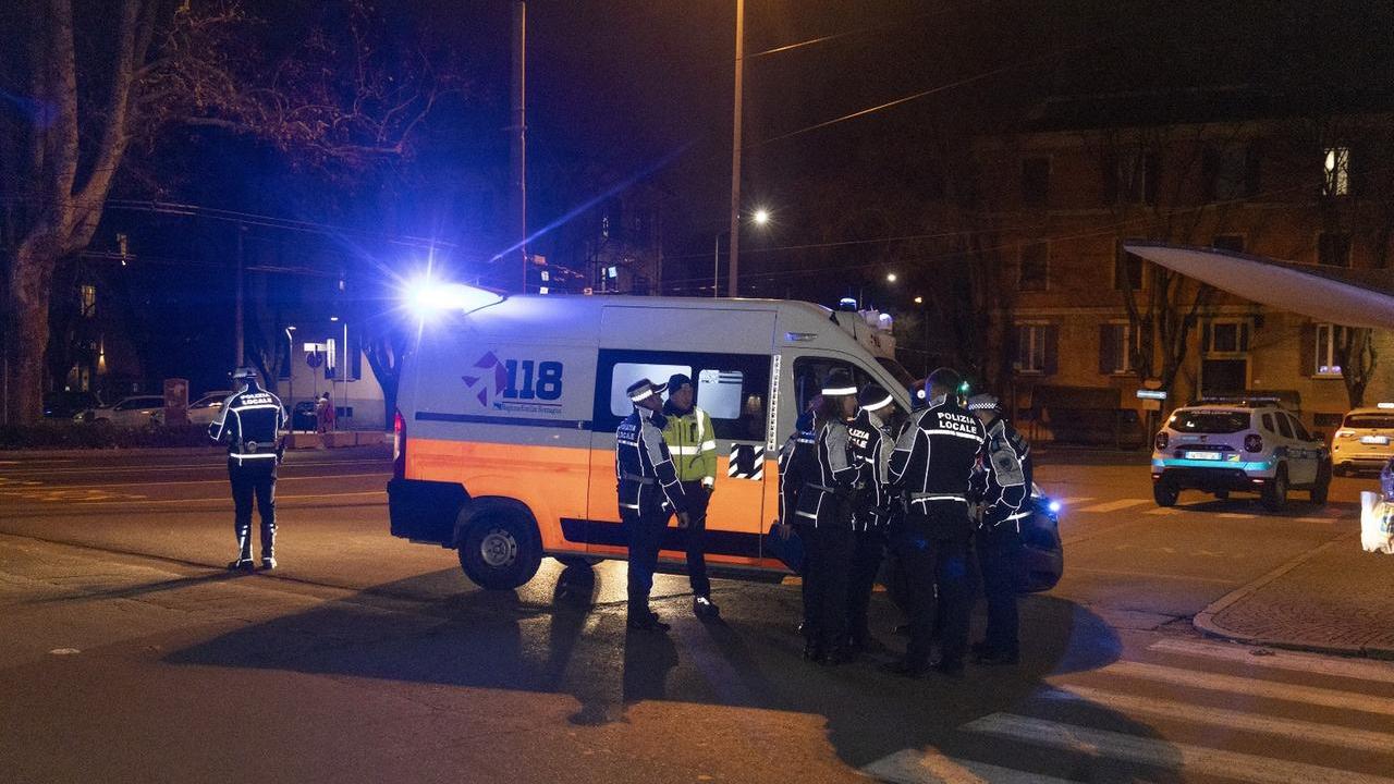 Ambulanza e 118 in autostazione dopo l'accoltellamento