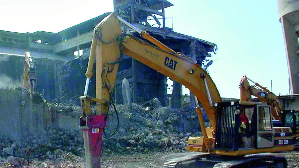 Carrara, spuntano altri cumuli sospetti nell'area degli scarti cancerogeni: «Sono rifiuti pericolosi»