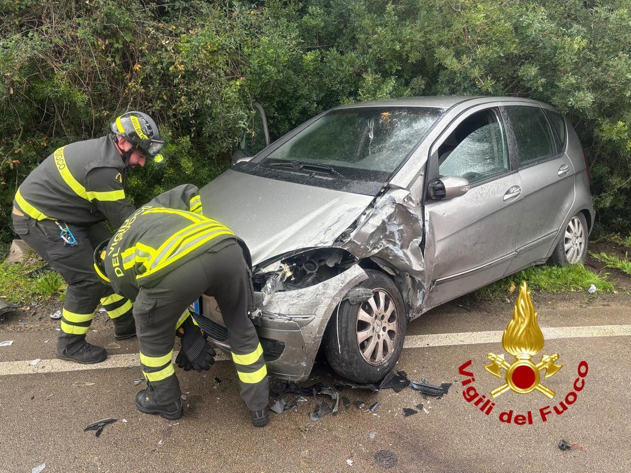 Scontro fra auto, una finisce fuori strada: i conducenti in ospedale