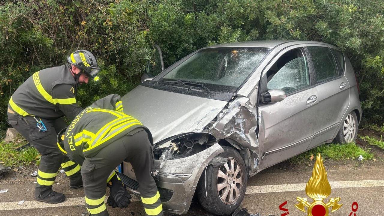 Scontro fra auto, una finisce fuori strada: i conducenti in ospedale