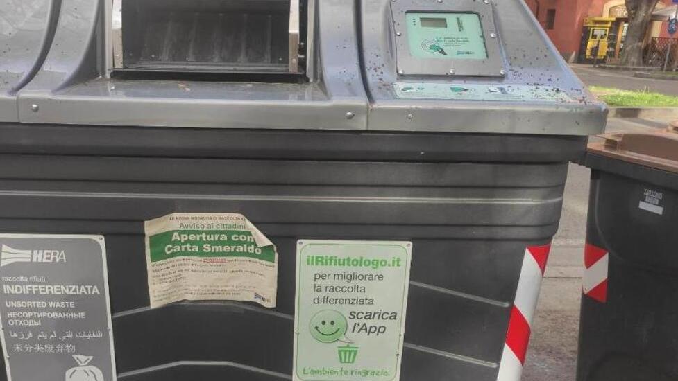 Il cassonetto dell'indifferenziata a Modena