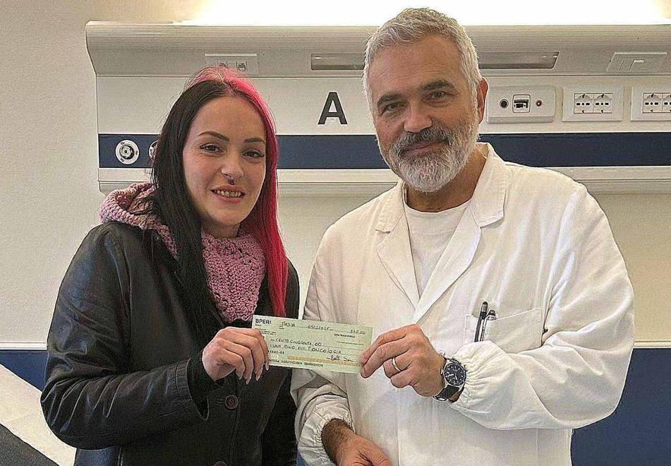 Carrara, la parrucchiera dona tutto l'incasso a Oncologia: «Mio padre fu ricoverato qui, c'è grande umanità»