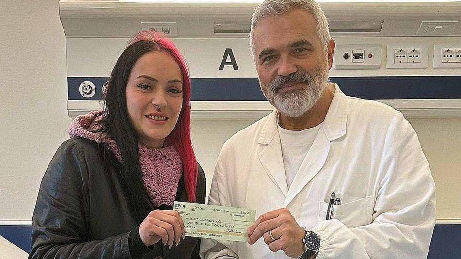 Carrara, la parrucchiera dona tutto l'incasso a Oncologia: «Mio padre fu ricoverato qui, c'è grande umanità»