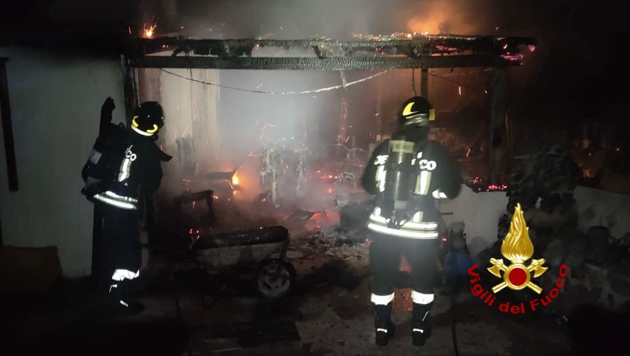 Incendio devasta una veranda e minaccia un’abitazione: panico nella notte