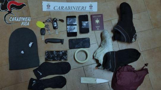 
	Il pugnale e gli oggetti sequestrati all'aggressore


