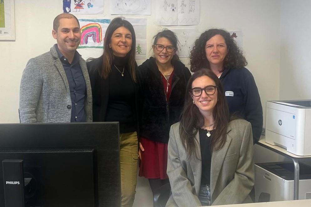 
	La dottoressa Corsini seduta nel suo studio

