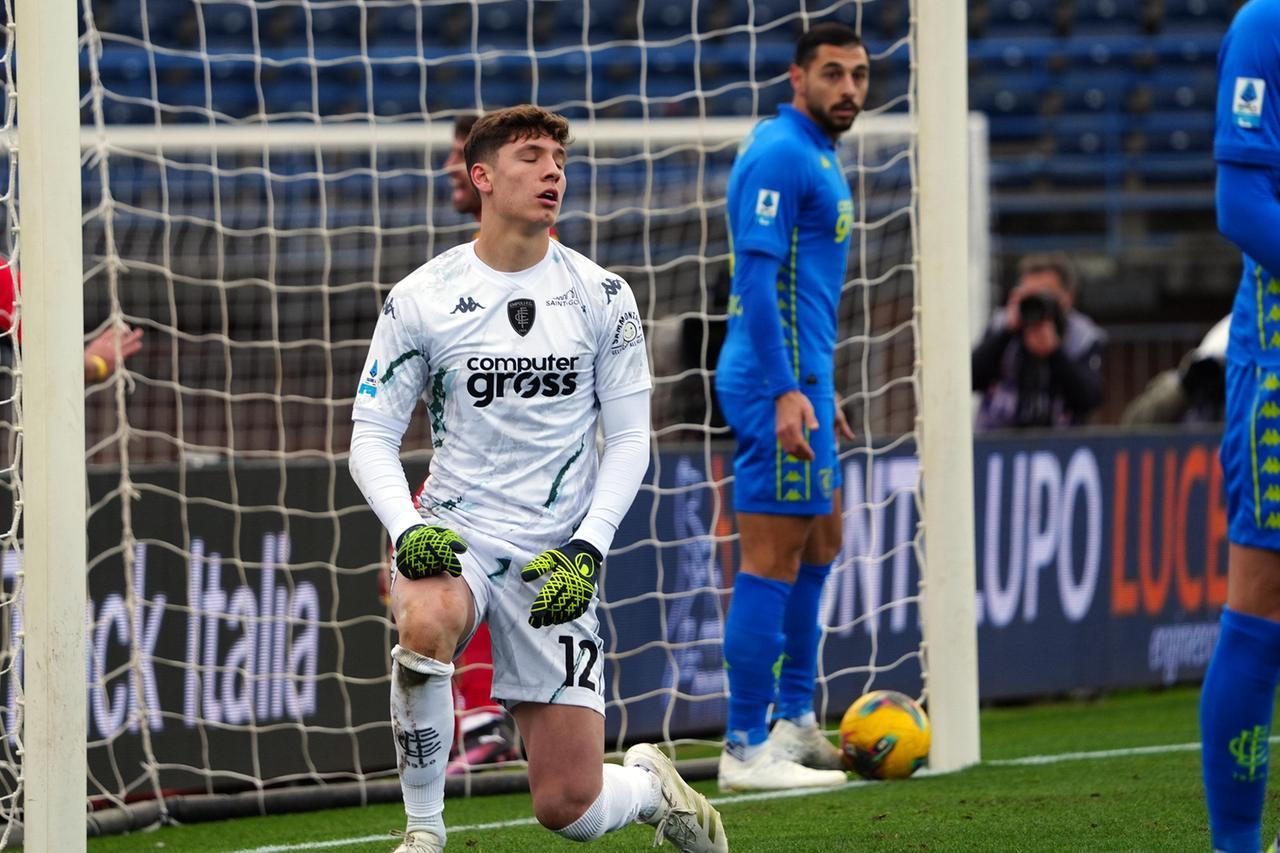 
	La delusione del portiere Seghetti dopo un gol del Lecce


