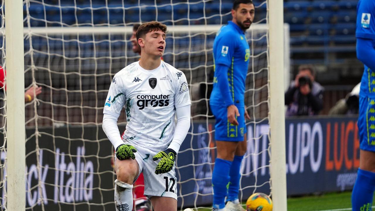 La delusione del portiere Seghetti dopo un gol del Lecce