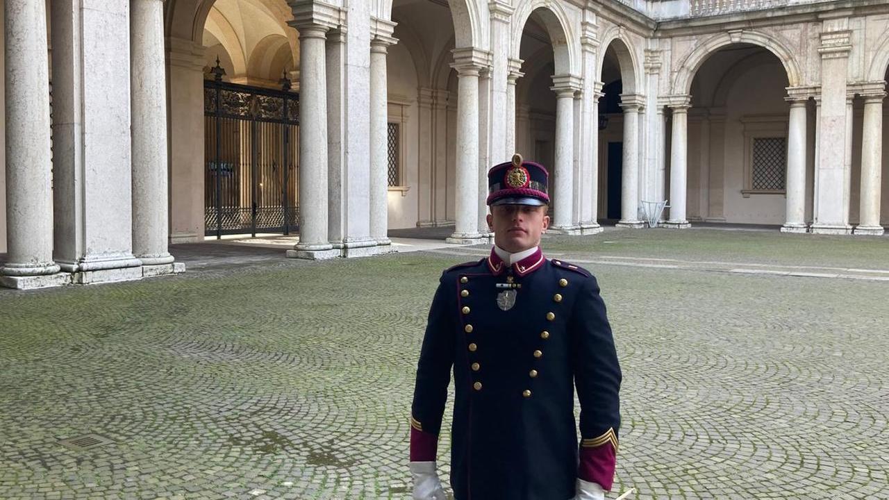L'allievo Anzellini nel cortile dell'Accademia Militare di Modena