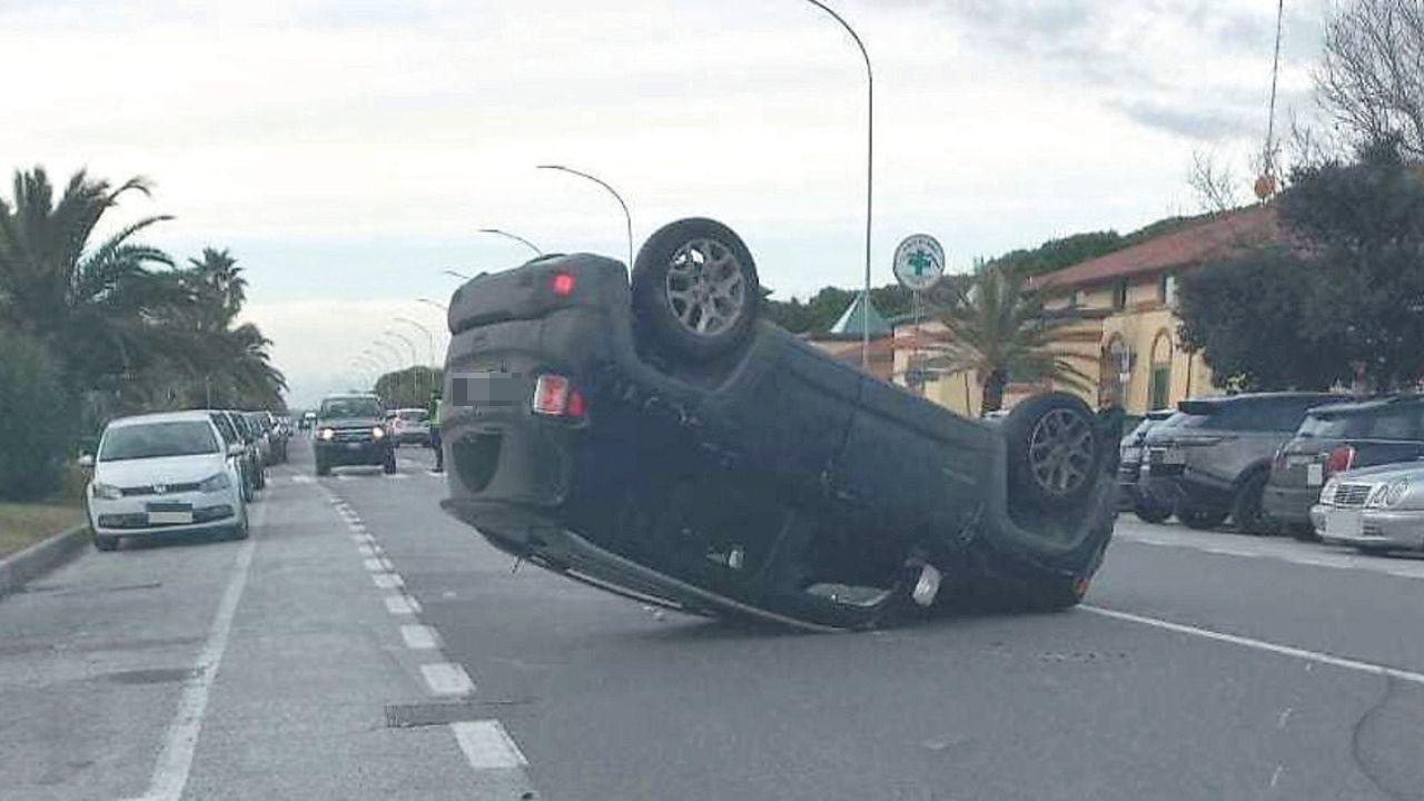 
	L'auto ribaltata

