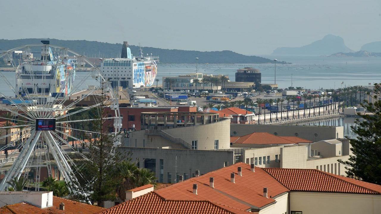Una veduta del centro e del porto di Olbia (foto Vanna Sanna)