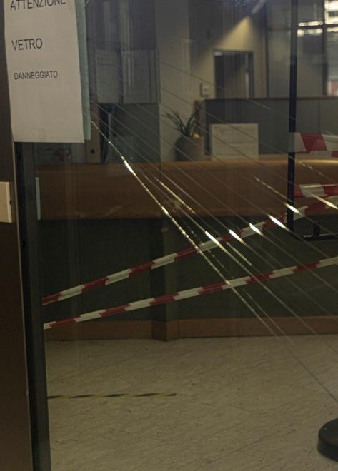 Fanno esplodere il bancomat alla Madonnina