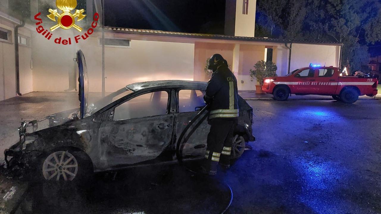 Orosei, un’auto in fiamme davanti alla chiesa di Sos Alinos: non si esclude il dolo