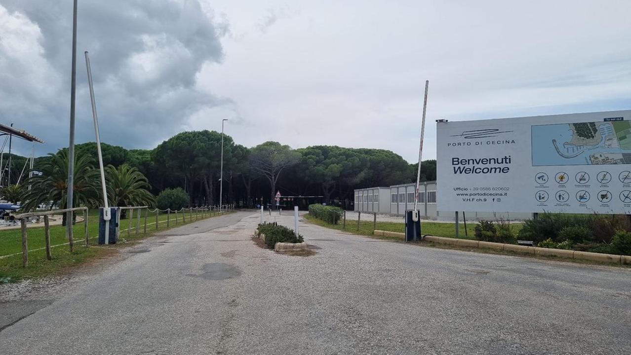 L'ingresso al porto di Cecina