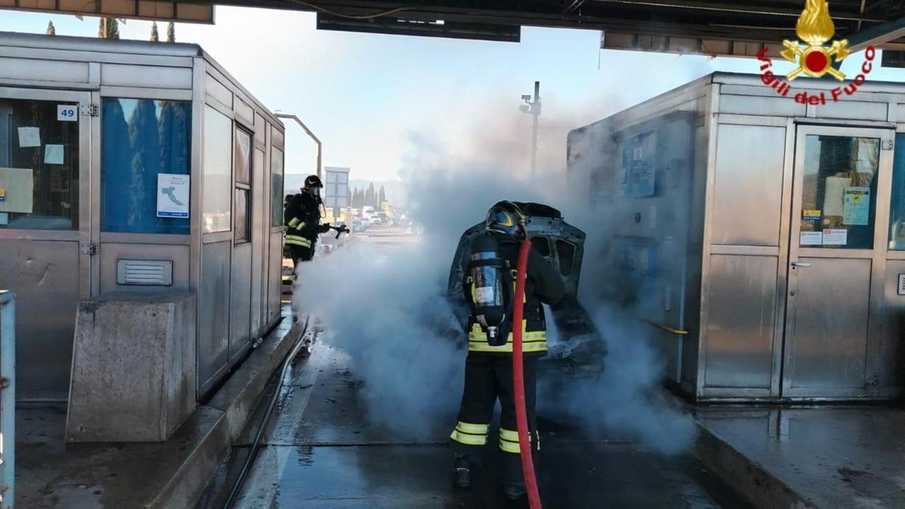 L'intervento dei vigili del fuoco al casello di Prato Ovest