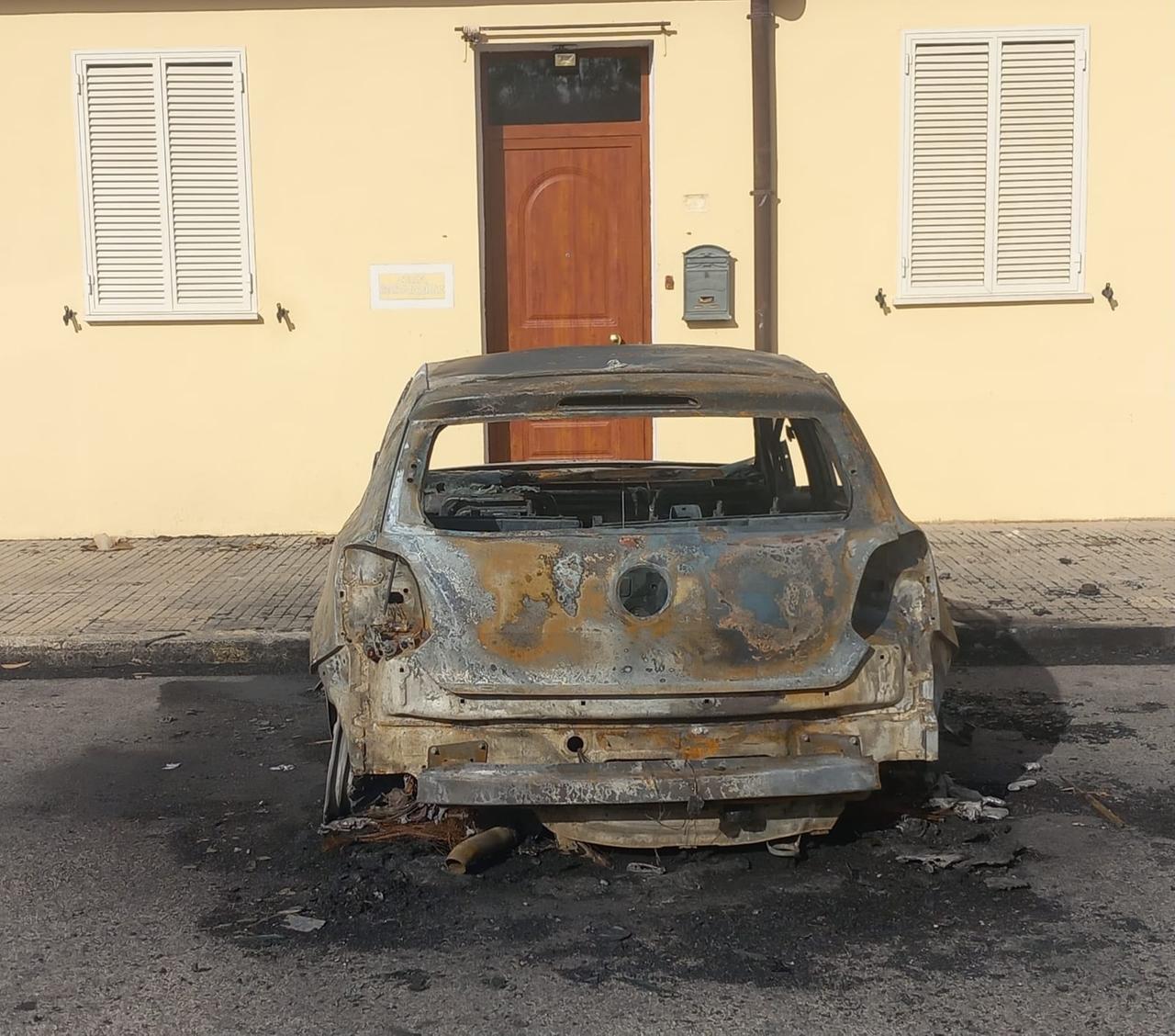 
	L'auto di don Giovanni Delussu distrutta dalle fiamme

