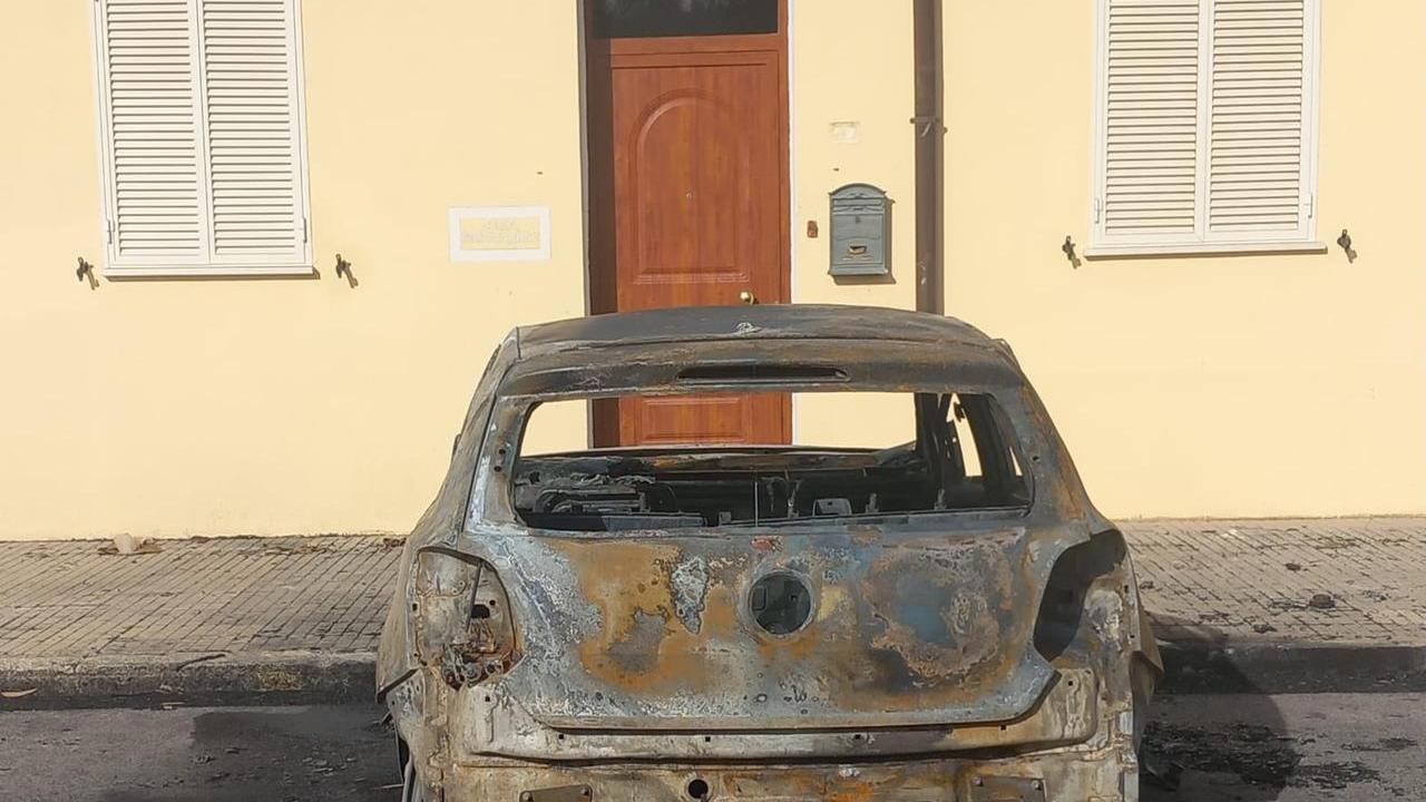 L'auto di don Giovanni Delussu distrutta dalle fiamme