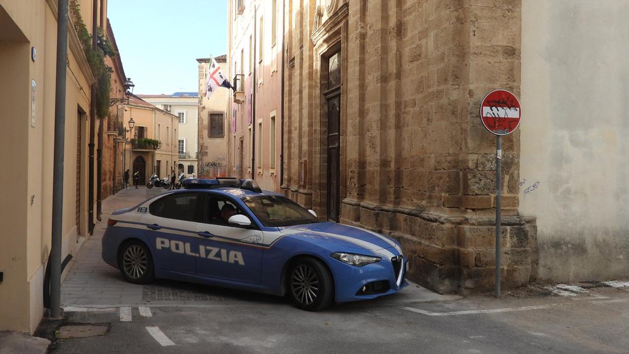 L'auto della polizia davanti alla sede dell'università