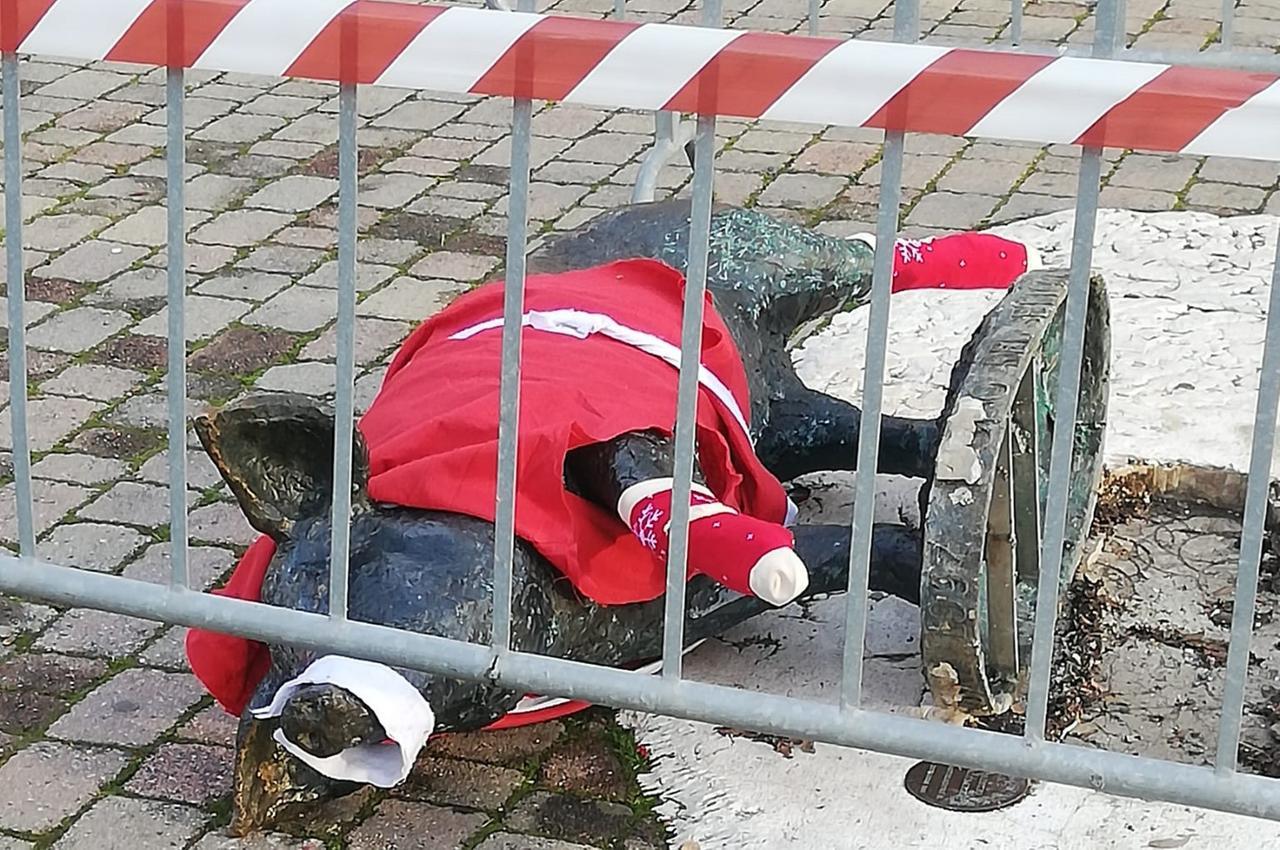 
	La statua del maiale vandalizzata il 6 dicembre scorso

