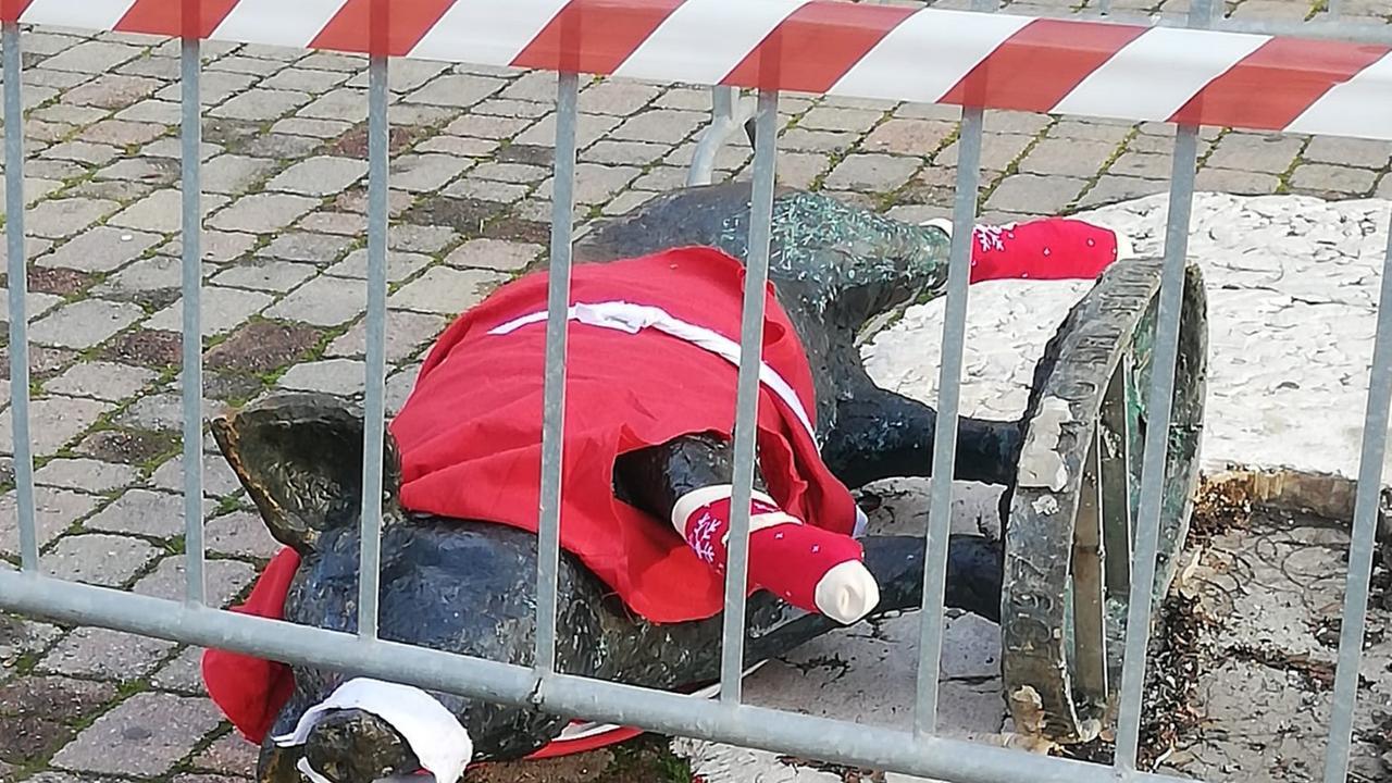 La statua del maiale vandalizzata il 6 dicembre scorso
