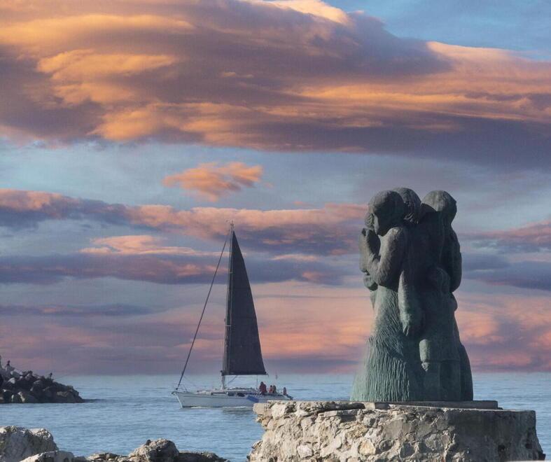 "L'attesa", la scultura in bronzo realizzata da Gionata Francesconi su modello di Inaco Biancalana, in un suggestivo scatto di Roberto Paglianti