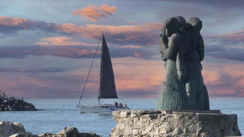 "L'attesa", la scultura in bronzo realizzata da Gionata Francesconi su modello di Inaco Biancalana, in un suggestivo scatto di Roberto Paglianti