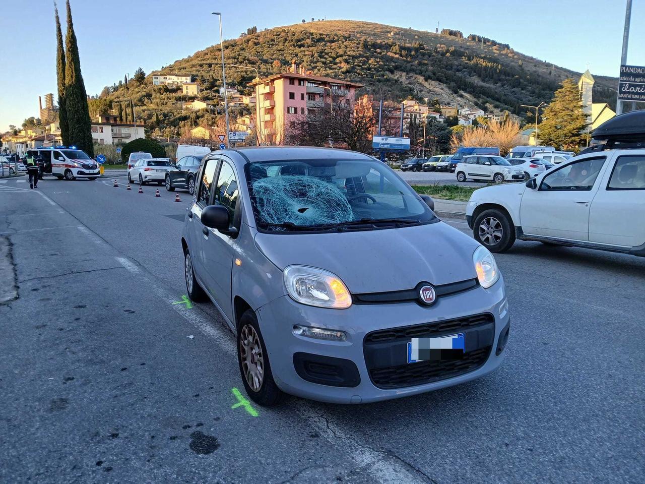 
	La Fiat Panda coi segni dell'impatto col pedone

