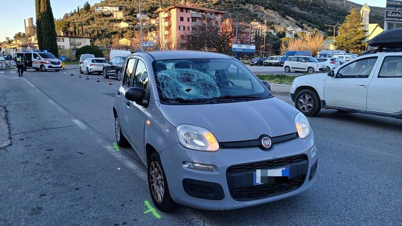 La Fiat Panda coi segni dell'impatto col pedone