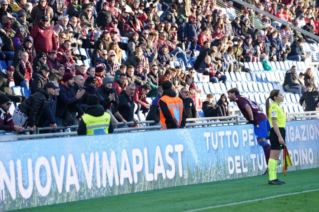 Reggiana-Bari, gli insulti razzisti a Mehdi Dorval fermano il match per alcuni minuti