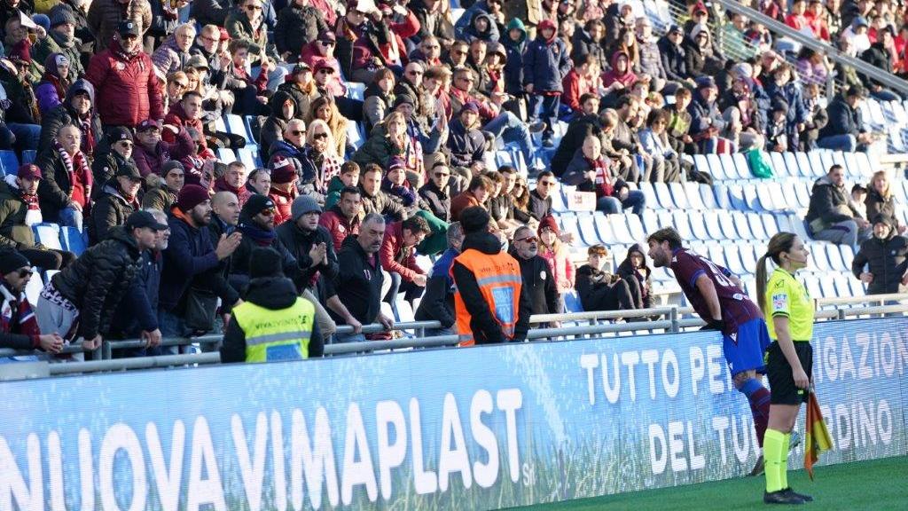 Reggiana-Bari, gli insulti razzisti a Mehdi Dorval fermano il match per alcuni minuti