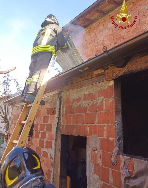 Aveva lasciato le braci in un secchio Va a fuoco la tettoia di un basso servizio