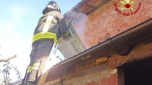 Aveva lasciato le braci in un secchio Va a fuoco la tettoia di un basso servizio
